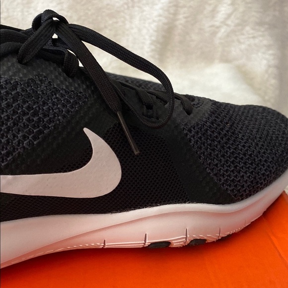 Nike Black and White Athletic Shoes - Picture 5 of 11